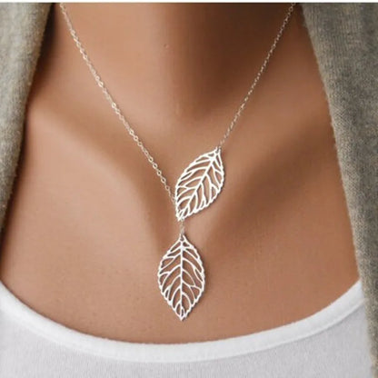 Collier feuille en argenté