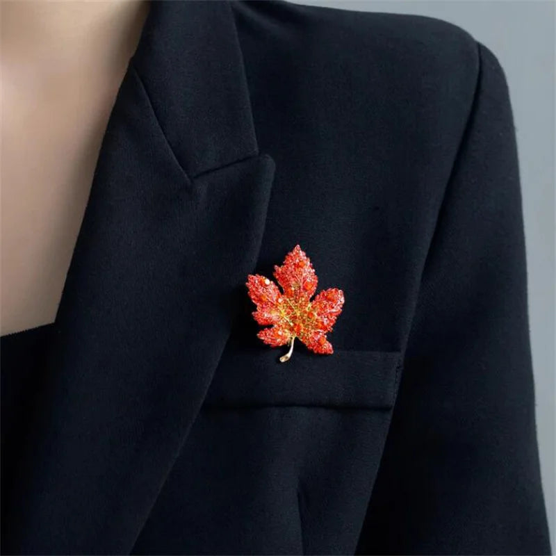 Broche feuille en cristal