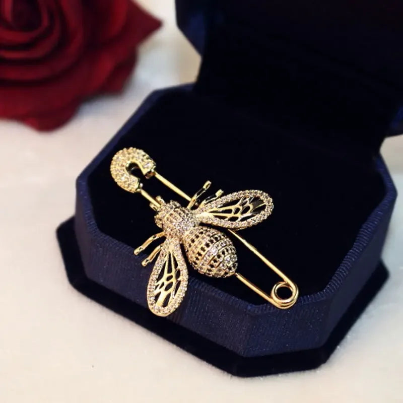 Broche abeille en cristal