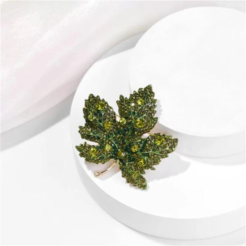 Broche feuille en cristal