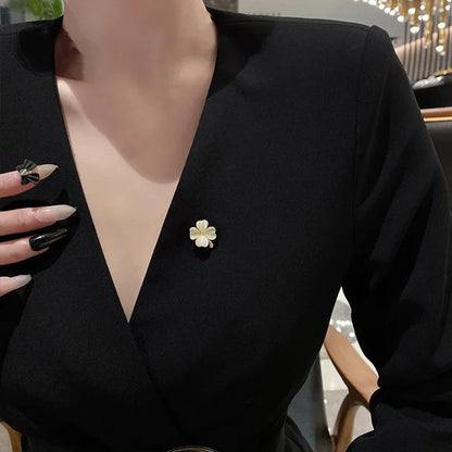 Broche fleur intemporelle