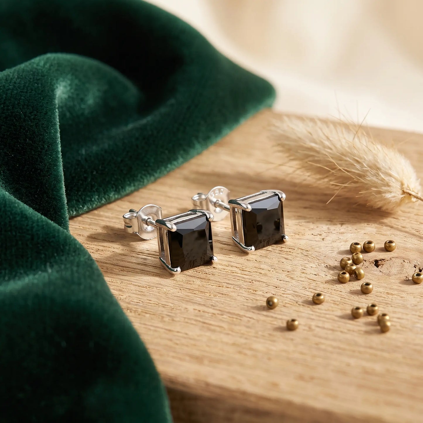 Boucles d'oreilles puces noires en argenté